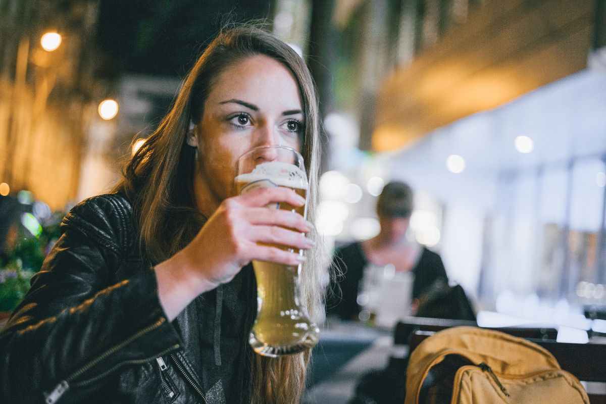 Giovane beve una birra chiara