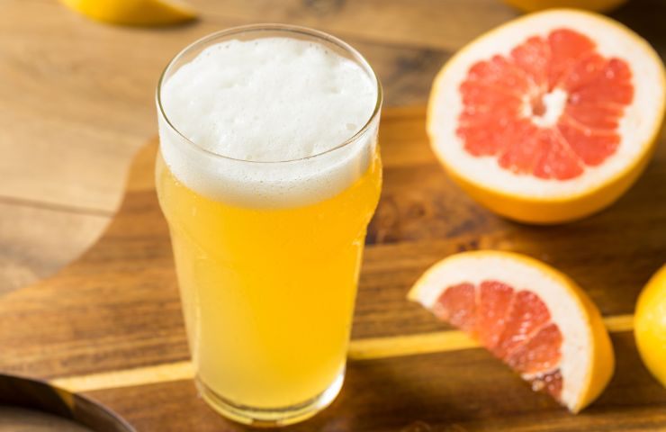 Il cocktail a base di birra e arancia rossa