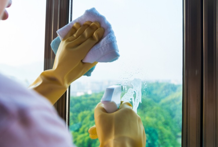 Come pulire i vetri: brillanti e senza aloni