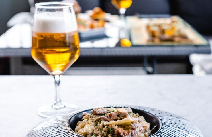 Risotto servito con calice di birra