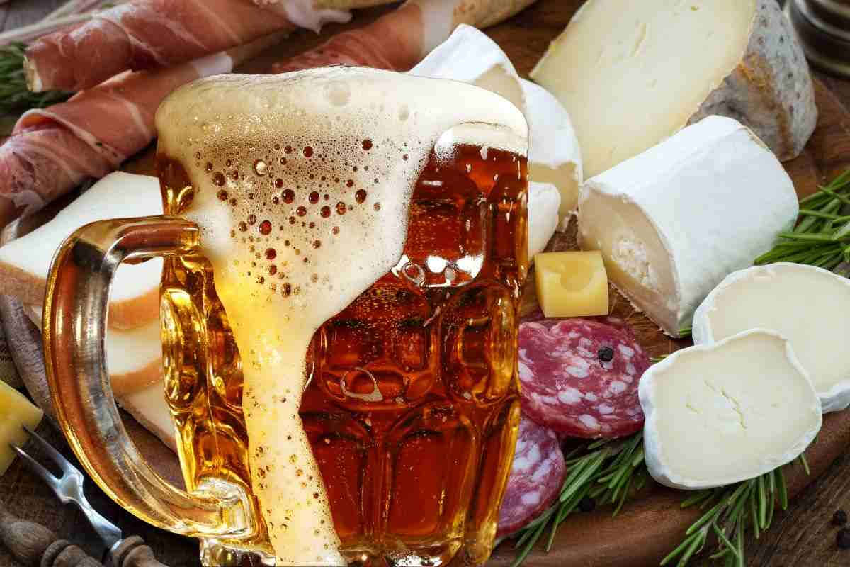 Tagliere e boccale di birra