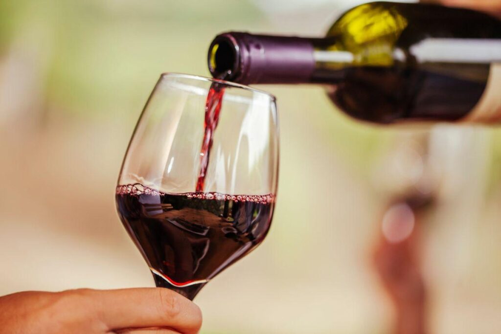 Versare vino rosso nel bicchiere