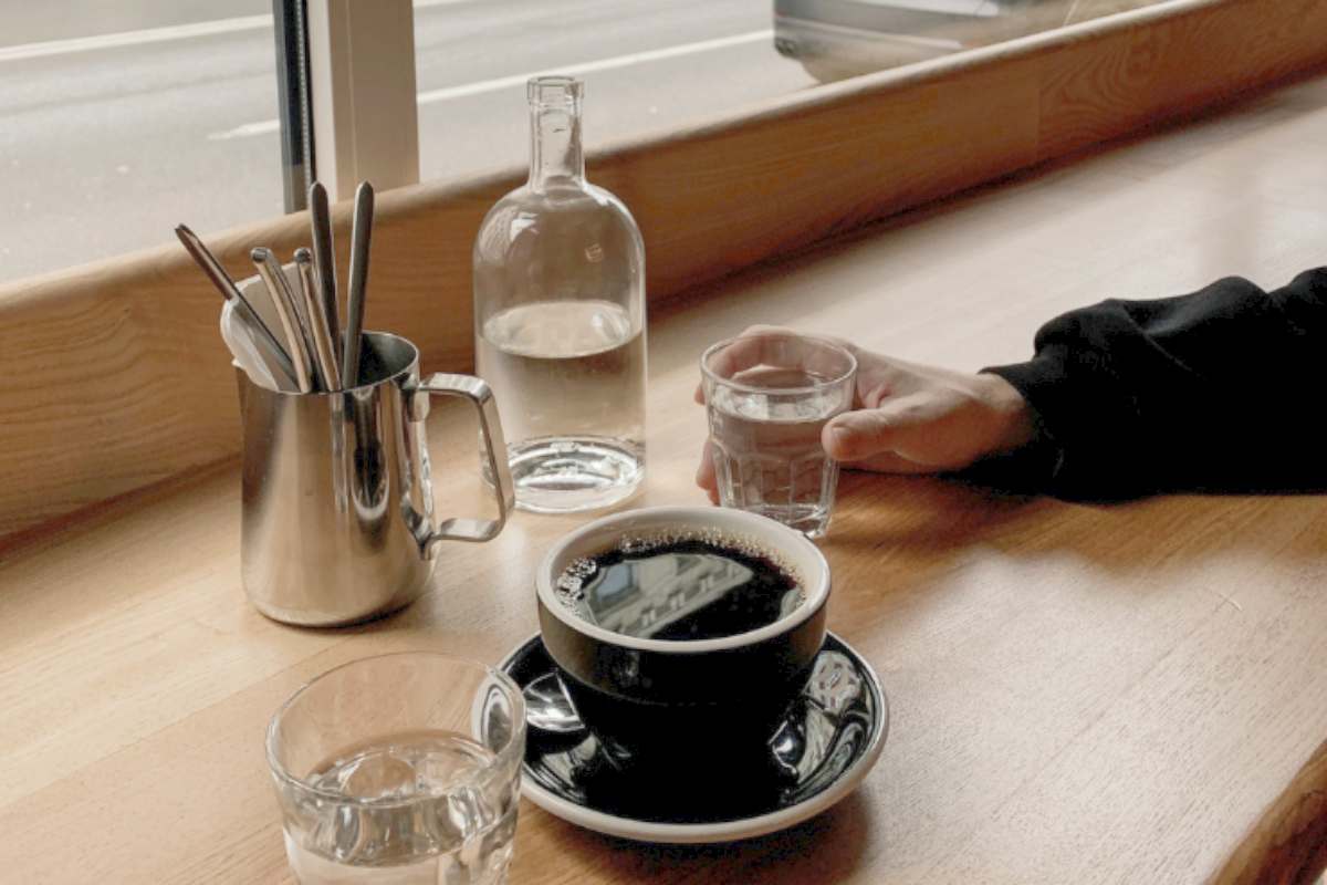 perché bere acqua prima del caffè