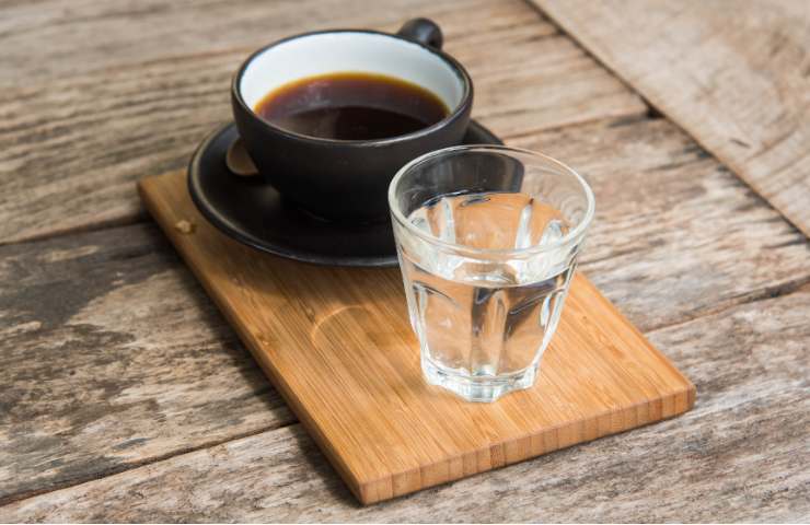 perché il caffè si serve con l'acqua